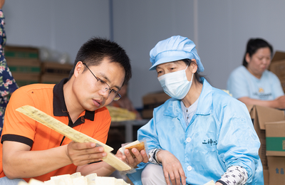 熊文文 大悟縣返鄉(xiāng)創(chuàng)業(yè)新鄉(xiāng)賢，以互聯(lián)網(wǎng)銷售助力鄉(xiāng)村振興，當(dāng)選“中國網(wǎng)事·感動2023”二季度網(wǎng)絡(luò)感動人物